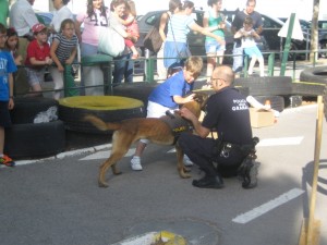 IMG_1662 Un niño junto a un policía y uno de los perros policía