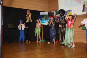 IMG_6785 Un grupo de alumnos representando un actuación de fin de curso en el Salón de Actos de CRE