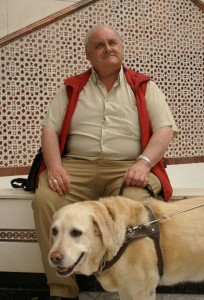 Ildefonso Morales con su perro guía