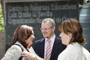 Llegada de la consejera de Educación al CRE donde le espera su directora y el delegado territorial