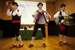 El grupo Maravillas con sus instrumentos en plena actuación frente a la mesa presidencial
