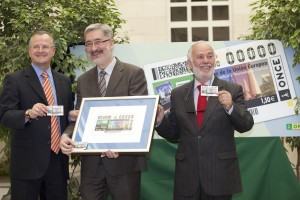 Patricio Cárceles, Antonio Ávila e Isaías Pérez Saldaña muestran sonrientes el cupón del XX Aniversario de la EXPO'92