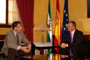 El presidente del Parlamento, Manuel Gracia y el delegado territorial de la ONCE en Andalucía, Ceuta y Melilla, Patricio Cárceles durante la reunión