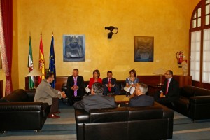 Los asistentes durante la reunión con el presidente del Parlamento de Andalucía, Manuel Gracia