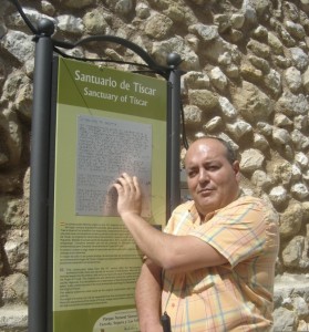 Un afiliado lee en braille el cartel informativo del Santuario de Tíscar