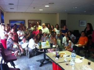 Foto de grupo de los componentes de la actividad de natación para plurideficientes durante la fiesta de despedida del presente curso