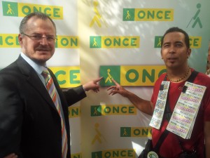 2 El delegado territorial de la ONCE en Andalucía, Patricio Cárceles, posa junto al vendedor que ha repartido más de 27 millones de euros, Francisco Pereira