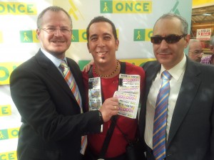 Patricio Cárceles posa junto al vendedor, Francisco Pereira, y al subdelegado territorial, Francisco Arroyo