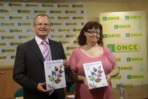 El delegado territorial y la directora de Almería mostrando un ejemplar de la Memoria a las cámaras