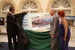 Cupón Almería El presidente de la Diputación de Almería, la gerente del Consorcio Milenio de Granada y el delegado territorial descubren la imagen del cupón dedicado a Almería