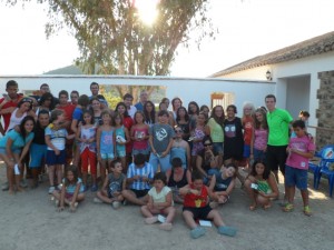 Foto de familia de los jóvenes de Córdoba y Málaga en Villaharta