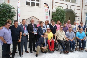 Foto de familia de los participantes al acto en el patio de la Delegación Territorial
