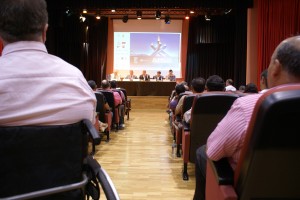 Vista del patio de butacas del salón de actos desde el pasillo central