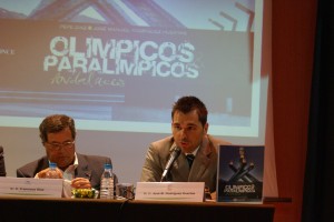 Primer plano del autor del libro José Manuel Rodríguez en un momento de su intervención