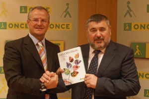 El delegado territorial y el director de Granada sostienen un ejemplar de la Memoria