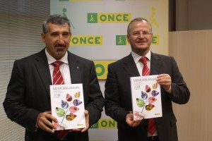 El delegado territorial y el director de Jerez muestran el ejemplar de la Memoria