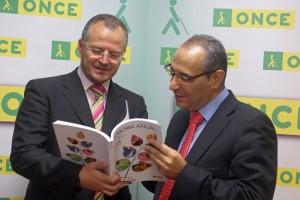 El delegado territorial junto al subdelegado. Francisco Arroyo, mostrando un ejemplar de la Memoria en Sevilla