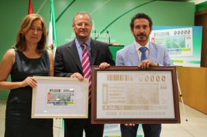 Susana Radío, Patricio Cárceles y Francisco Moreno sostienen la imagen del cupón de CEPES