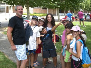 Jóvenes de Sevilla y Huelva posan sonrientes en el campamento de Sierra Morena