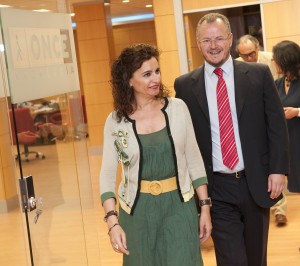 La consejera de Salud y Bienestar Social entran en la sala de juntas de la Delegación Territorial