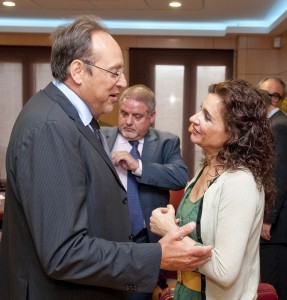 María Jesús Montero y Manuel Sánchez hablan al final de la reunión
