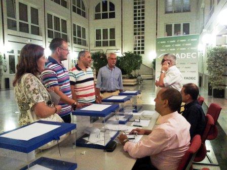 Miembros de la mesa electoral momentos antes del cierre de las urnas