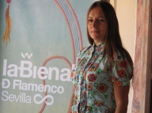Mª Ángeles Narváez posa junto al cartel de la Bienal en la presentación de su espectáculo