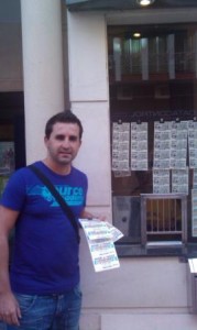 Vertical Oliver Rodríguez 28 09 12 cuponazo en Málaga Oliver Rodríguez, vendedor de la ONCE en Málaga, posa sonriente con algunos cupones en la mano