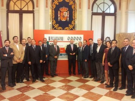 Imagen de los asistentes al acto junto con el alcalde de Málaga, Francisco de la Torre