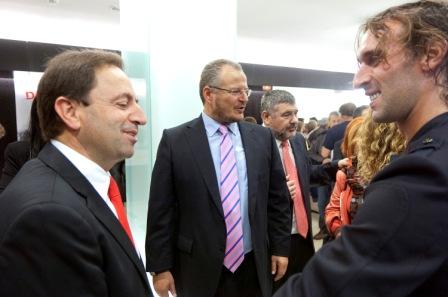 El director del Ballet de Andalucía, Rubén Olmo, saluda al director general de Acción Cultural, Sebastián Rueda. 