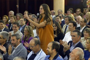 DSC_0252 La presentadora de 'Se llama Copla' de pie entre el público que conforman los presentadores de Canal Sur en un momento de su intervención