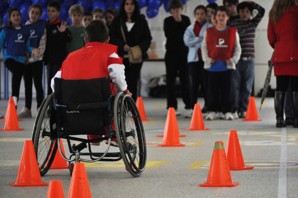 Uno de los niños participantes en las actividades en el CRE montado en una silla de ruedas