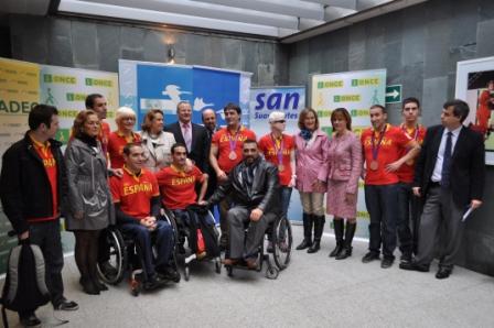 Imagen de los representantes de las entidades participantes junto con el equipo paralímpico español