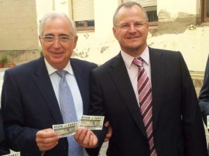 El presidente de Melilla, Juan José Imbroda, posa sonriente con el delegado territorial de la ONCE en Andalucía, Patricio Cárceles