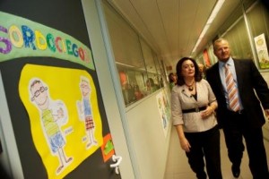 La consejera de Educación, Mar Moreno, y el delegado territorial de la ONCE, Patricio Cárceles visitaron las instalaciones del centro