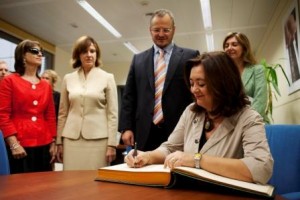 La consejera de Educación finalizó la visita con un mensaje en el libro de firmas