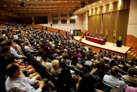 Plano general de la sala donde tuvo lugar el acto