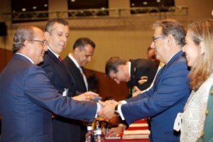 _MG_7313 El alcalde de Sevilla aprieta la mano del director de Vinsa-Andalucía