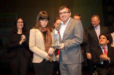 El secretario general de Caja Granada, José Antonio Montilla, entrega el premio a la cantaora María Rodríguez