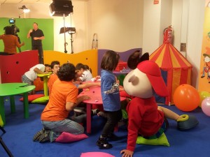 Niños Los alumnos del CRE de Sevilla se divierten mientras se presenta la programación infantil y se traduce a lengua de signos todo lo que dice