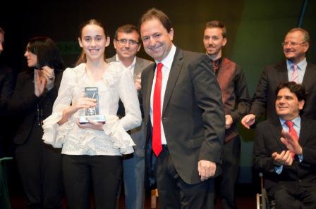 El director general de Acción Cultural, Sebastián Rueda, entrega el premio a Rocío Luna