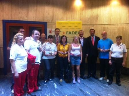 Imagen de los participantes en el campeonato junto al delegado territorial de la ONCE en Andalucía, Patricio Cárceles y el director de la ONCE en Málaga, Cristóbal Martínez