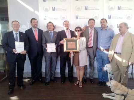 Imagen de varios representantes de la ONCE junto a los galardonados
