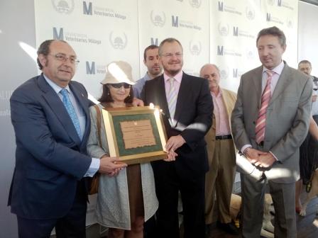 El presidente del Colegio de Veterinarios, Antonio Villalba, hace entrega del galardon a la directora gerente de la Fundación ONCE del Perro Guía, Gemma León 