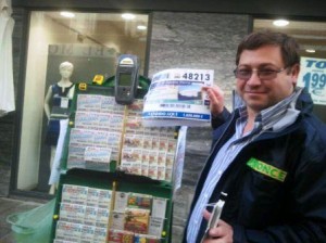 Vndedor Ronda coprimida Juan Carlos Ruiz en su punto de venta