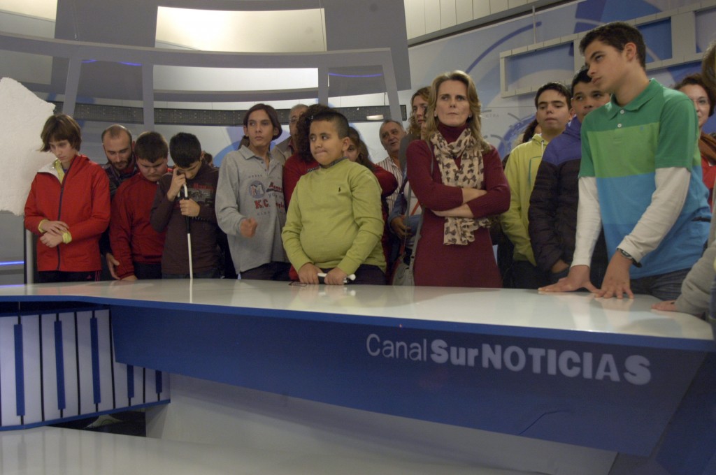 IMagen de los alumnos participantes en el plató de los informativos