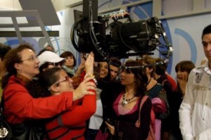 Una alumna toca una de las cámaras del plató de los informativos de Canal Sur