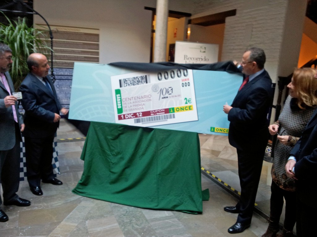 2012-11-27 11 03 12 El delegado territorial de la ONCE en Andalucía, Ceuta y Melilla, Patricio Cárceles y el alcalde de Granada, José Torres, descubren la imagen del cupón