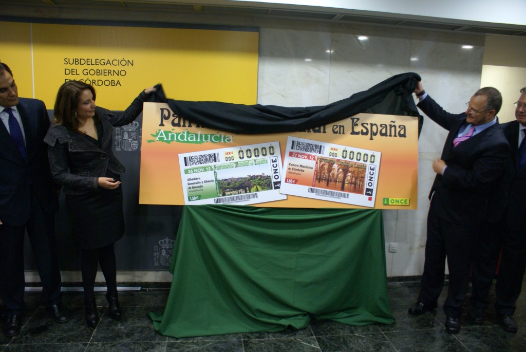 Carmen Crespo y Patricio Cárceles retiran el paño que descubre la imagen de los cupones