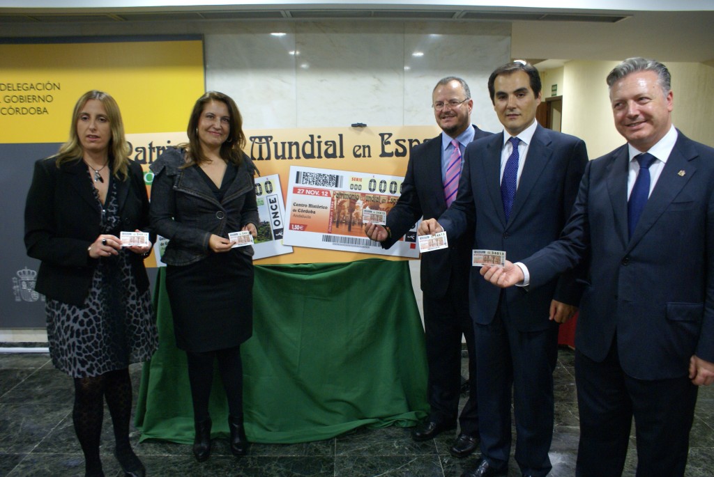 Los participantes en el acto sonrientes con sus cupones en la mano